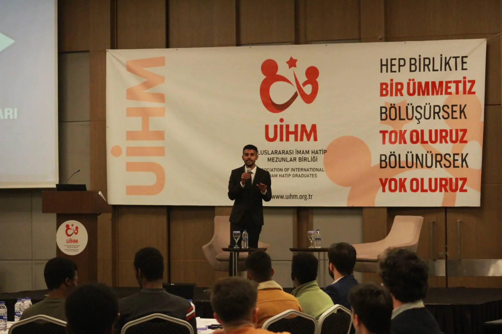 UİHM programında katılımcılara hitap eden konuşmacı